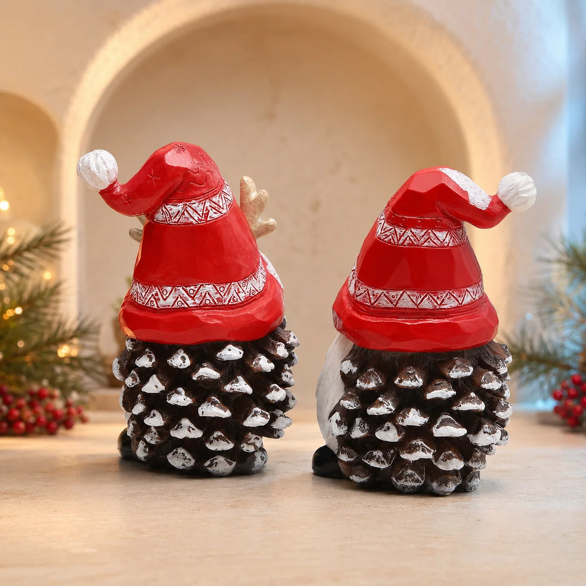 HODAO Resin Christmas Gnome Figurine Set, 2-Piece Nordic Tomte Pinecone Gnomes with Red Snowflake Hats, Reindeer Antlers, White Beards, Gift Box and Christmas Tree, Collectible Winter Tabletop Shelf Fireplace Mantel Decor, Ru